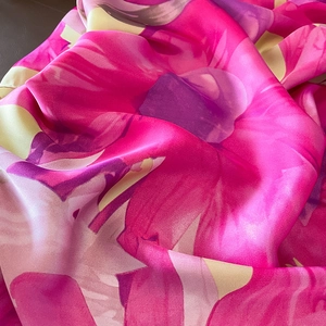 Écharpe élégante en soie aux fleurs rouge rose avec éclat satiné et texture souple