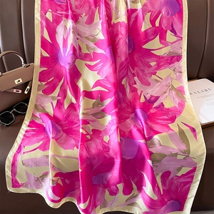 Écharpe élégante en soie aux fleurs rose vif sur cuir avec lunettes de soleil