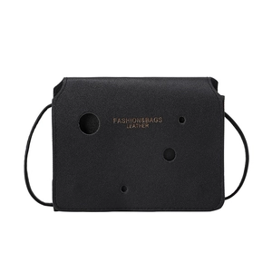 Sac à bandoulière en cuir noir avec découpes circulaires et lettrage doré chic