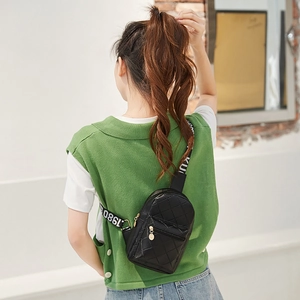 Modische schwarze gesteppte Crossbody-Brusttasche mit 1980-Schultergurt und Gold-Zipper
