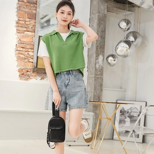 Schicke schwarze gesteppte Crossbody Brusttasche mit Rautenmuster und bedrucktem Gurt
