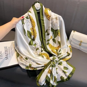 Eleganter Satin Satinn Gefühl Schal Florales Kamelien Goldketten Muster Leichter Schal Sonnenschutz Stilvoller Hijab