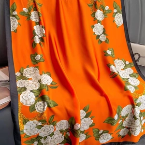 Eleganter Seidenschal mit weißen Rosenmustern auf leuchtend orangefarbenem Seidenstoff