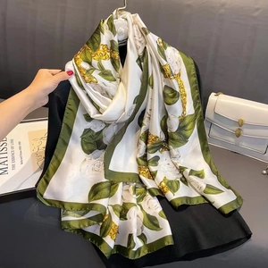 Eleganter Seidenschal mit weißen Rosen und Goldkettenmuster im französischen Vintage-Stil