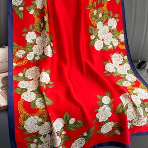 Eleganter roter Seidenschal mit weißen Rosen, goldenen Ranken und dunkelblauer Bordüre im Stil