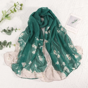 Eleganter dunkelgrüner Chiffonschal mit weißem Pflaumenblütendruck für Damen
