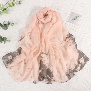 Eleganter hellrosa Chiffonschal mit weißem Kirschblütendruck für Damen