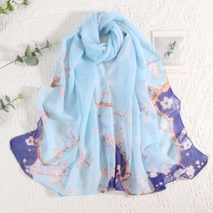 Hellblauer Chiffon-Schal mit Pflaumenblüten-Print für Damen auf weißem Hintergrund
