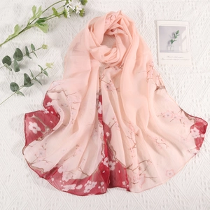 Rosa Chiffonschal mit Kirschblütenmuster und rotem Rand für sommerlichen Sonnenschutz