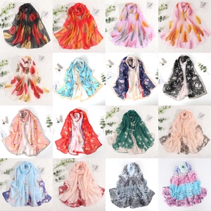 Rasteransicht von 16 Chiffon-Schals mit Pflaumenblütenmuster in diversen Farben