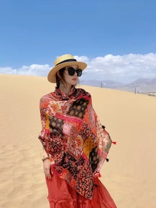 Etnische bohemian sjaal met kwastjes en kleurrijke print voor woestijn zonbescherming