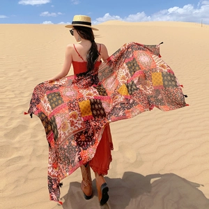 Detailopname van etnische bohemien sjaal met geometrische prints en kwastjes