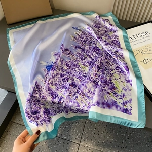 Foulard quadrato in seta 70cm con fiori lavanda e bordi blu a contrasto da donna