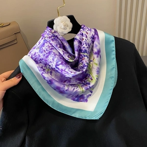 Elegante foulard in seta 70cm con motivi floreali viola su una gruccia di lusso a camelia