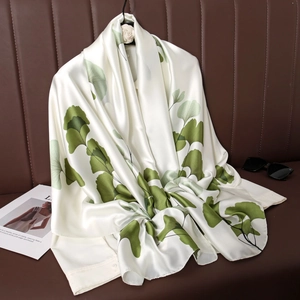 Elegante sciarpa di seta avorio con stampe di foglie di ginkgo su una camicia bianca