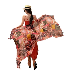 Grote bohemien sjaal met paisleyprint en franjes voor zonbescherming