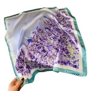 Foulard di seta 70cm con stampa lavanda e farfalla e bordo verde su sfondo bianco