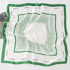 Carré de soie vert et blanc avec rayures géométriques et imprimé FLOWER
