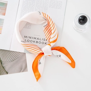 Foulard en soie à rayures orange et blanc avec imprimé de lettres sur fond minimaliste