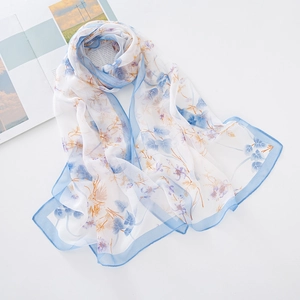 Bufanda ligera de seda georgette blanca con elegantes estampados florales azules