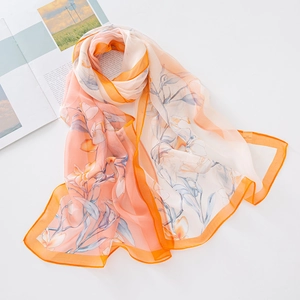 Detalle de bufanda de seda georgette con estampado floral y acabado de borde naranja