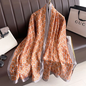 Écharpe En Satin Élégante À Imprimé Lettres Grand Châle Douce Protection Solaire Pour Femmes Accessoire De Mode Orange Gris