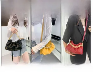Trois façons polyvalentes de porter le sac nuage plissé avec chaîne dorée
