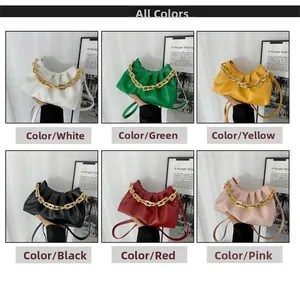 Collage de sacs plissés en six couleurs avec bandoulières en chaîne dorée