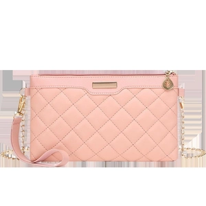 Détail du sac à main matelassé rose avec fermeture éclair feuille dorée et chaîne
