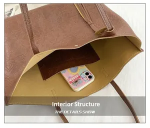 Vue détaillée de l'intérieur du sac cabas marron avec fermoir magnétique et poche latérale