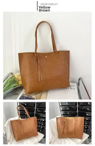 Vue détaillée du grand sac cabas jaune-brun avec texture plissée et pompon décoratif