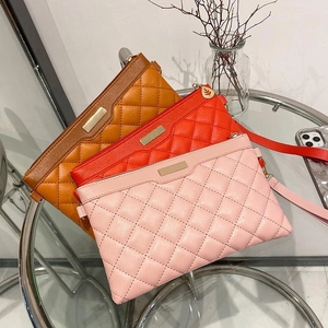 Pochette matelassée en cuir PU avec plaque dorée et dragonne disponible en trois couleurs