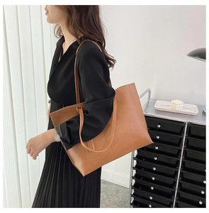 Détail du sac cabas en similicuir marron avec texture naturelle et bandoulière fine