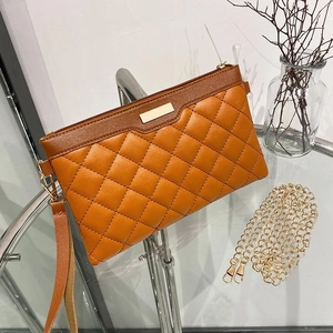 Pochette matelassée caramel avec bandoulière chaîne et fermeture éclair dorée