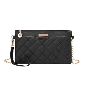 Pochette noire en similicuir matelassé avec chaîne dorée et dragonne amovible