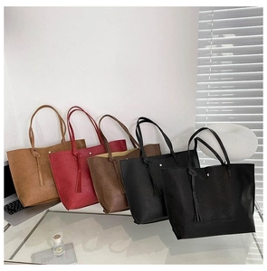 Détails des grands sacs cabas en cinq couleurs avec des pendentifs à pompons