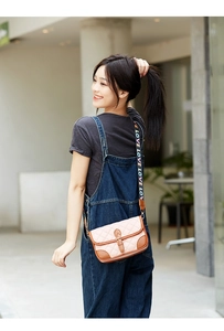 Roze en bruine crossbodytas met gewatteerde stiksels en LOVE-letters op de geweven riem