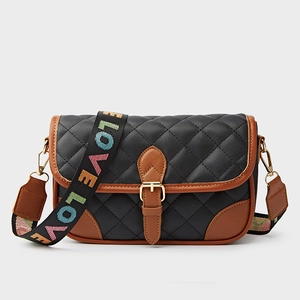 Zwarte gewatteerde crossbodytas met bruine bies en kleurrijke LOVE-letter schouderriem