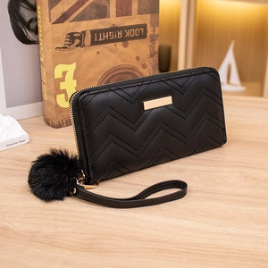 Portefeuille long noir pour femmes à motif matelassé, détails dorés et pompon doux
