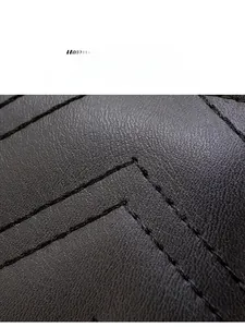 Makro-Detail von hochwertigem Leder mit feiner Narbung und robuster Doppelnaht-Verarbeitung