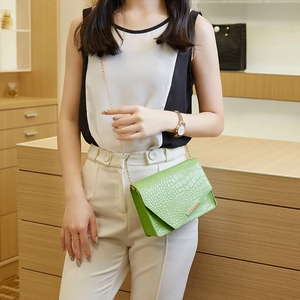 Fashionable green crocodile pattern crossbody bag with golden chain strap for women