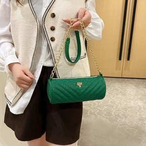 Sac à bandoulière cylindrique vert foncé en cuir avec surpiqûres en V et chaîne