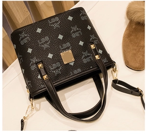 Nahaufnahme der schwarzen Bucket Bag aus Leder mit goldenen Nieten und Metallverschluss