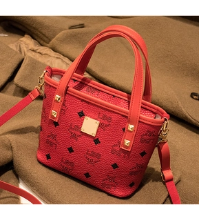 Detail der roten Mini-Beuteltasche aus Leder mit Monogramm-Druck und goldenen Beschlägen