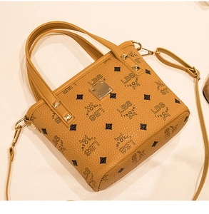 Detailaufnahme der braunen Eimertasche mit Monogramm-Print und goldenen Beschlägen