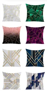 Détail de 8 housses de coussin géométriques aux lignes dorées et textures marbrées sur blanc