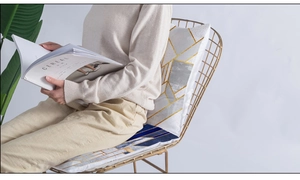 Housse de coussin géométrique moderne sur une chaise en métal pour bureau à domicile