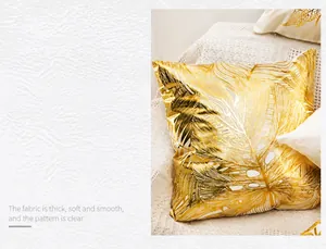 Dettaglio della federa in peluche bianco con motivo a foglie in lamina dorata