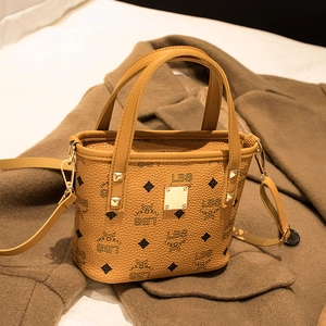 Braune Leder-Eimertasche mit LBS-Buchstaben-Print und goldener Hardware auf Wollmantel