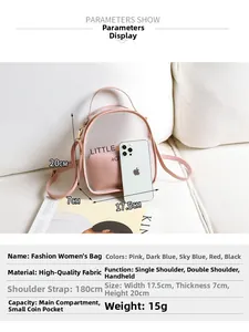 Mini zaino rosa trasparente con pochette interna e stampa su un divano bianco